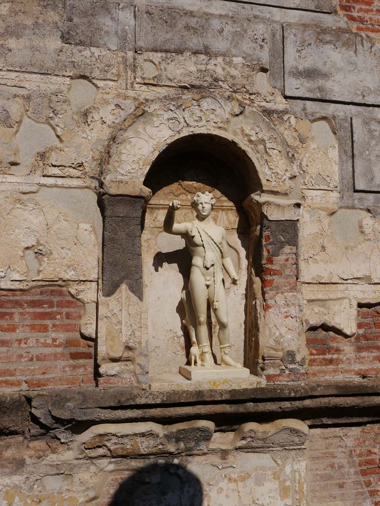 VIII.7.28 Pompeii. September 2018. 
Reproduction statue of Bacchus (Dionysus) with his panther in niche set into west wall.
Foto Anne Kleineberg, ERC Grant 681269 DÉCOR.
