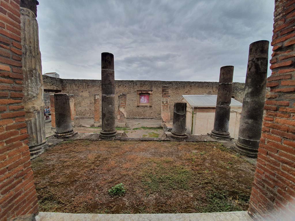 VIII.7.28 Pompeii. August 2021. Looking east from cella entrance doorway across portico towards east wall.
Foto Annette Haug, ERC Grant 681269 DÉCOR.