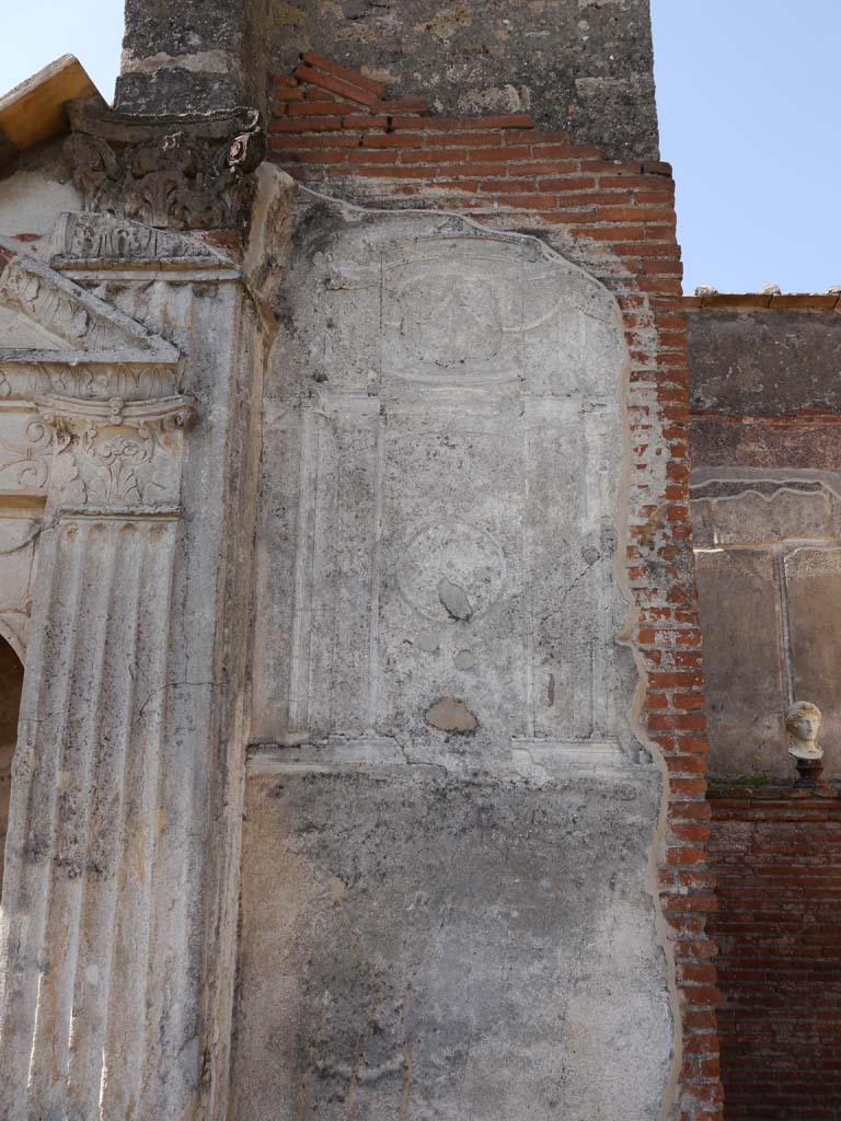 VIII.7.28 Pompeii. September 2018. Stucco decoration at south side of doorway.
Foto Anne Kleineberg, ERC Grant 681269 DÉCOR.