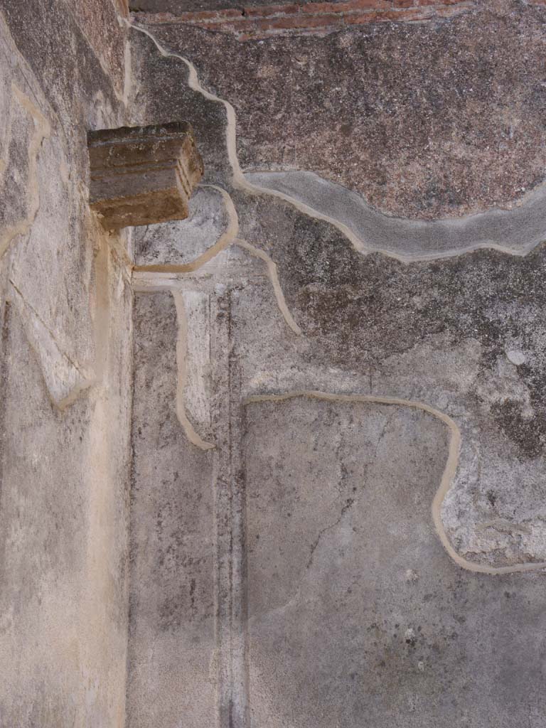 VIII.7.28 Pompeii. September 2018. Detail of remaining stucco in upper south-west corner. 
Foto Anne Kleineberg, ERC Grant 681269 DÉCOR.
