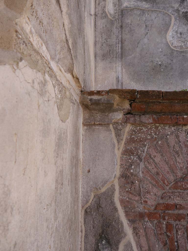 VIII.7.28 Pompeii. September 2018. Detail of remaining stucco in south-west corner of cella.
Foto Anne Kleineberg, ERC Grant 681269 DÉCOR.