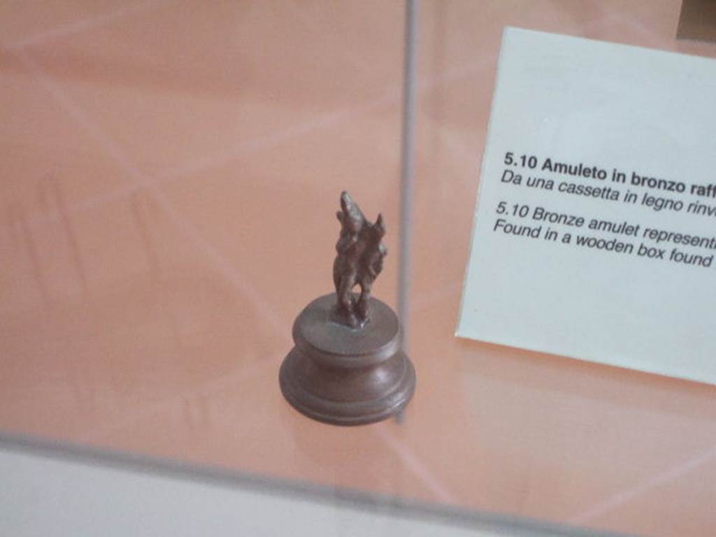 VIII.7.28 Pompeii. Bronze amulet of Harpocrates found in a wooden box in the cella. 
Now in Naples Archaeological Museum. Inventory number 5334.