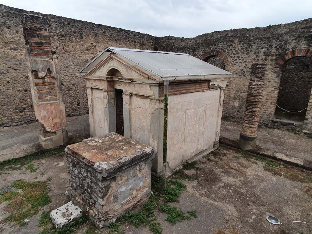VIII.7.28 Pompeii. August 2021. South-east corner of portico with Purgatorium and altar.
Foto Annette Haug, ERC Grant 681269 DÉCOR.
