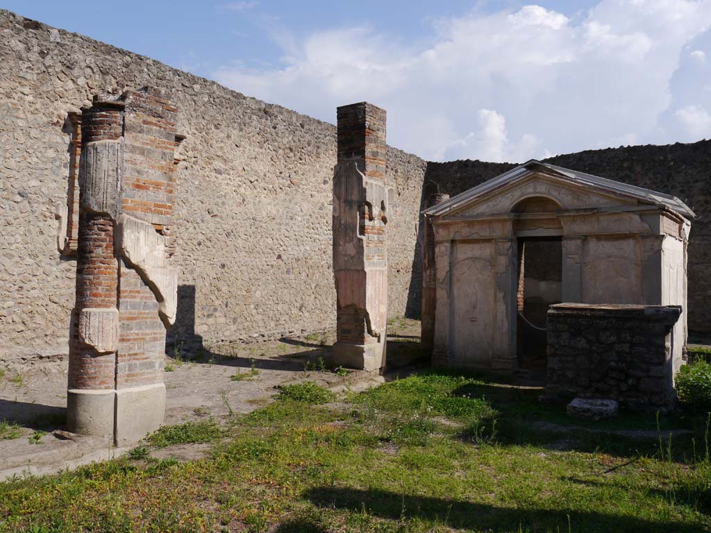 VIII.7.28 Pompeii. September 2018. Looking south-east across Temple court towards east portico.
Foto Anne Kleineberg, ERC Grant 681269 DÉCOR.