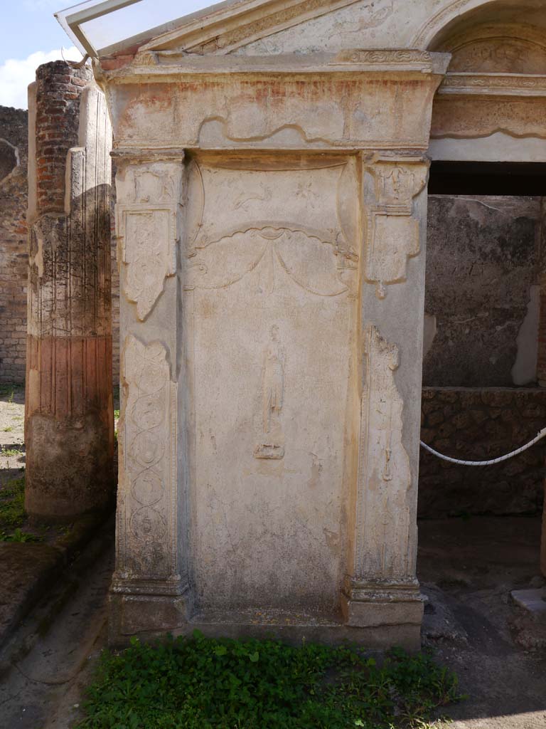 VIII.7.28 Pompeii. September 2018. 
Detail of stucco decoration on north side of Purgatorium, on east (left) side of doorway.
Foto Anne Kleineberg, ERC Grant 681269 DÉCOR.