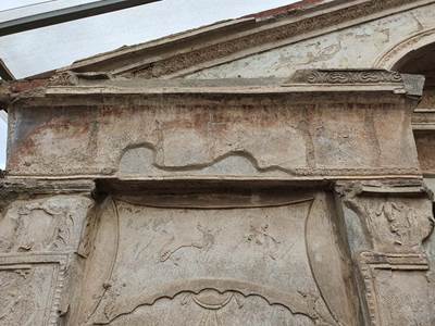 VIII.7.28 Pompeii. August 2021. Detail from stucco on upper east side of doorway on north wall of purgatorium.
Foto Annette Haug, ERC Grant 681269 DÉCOR.
