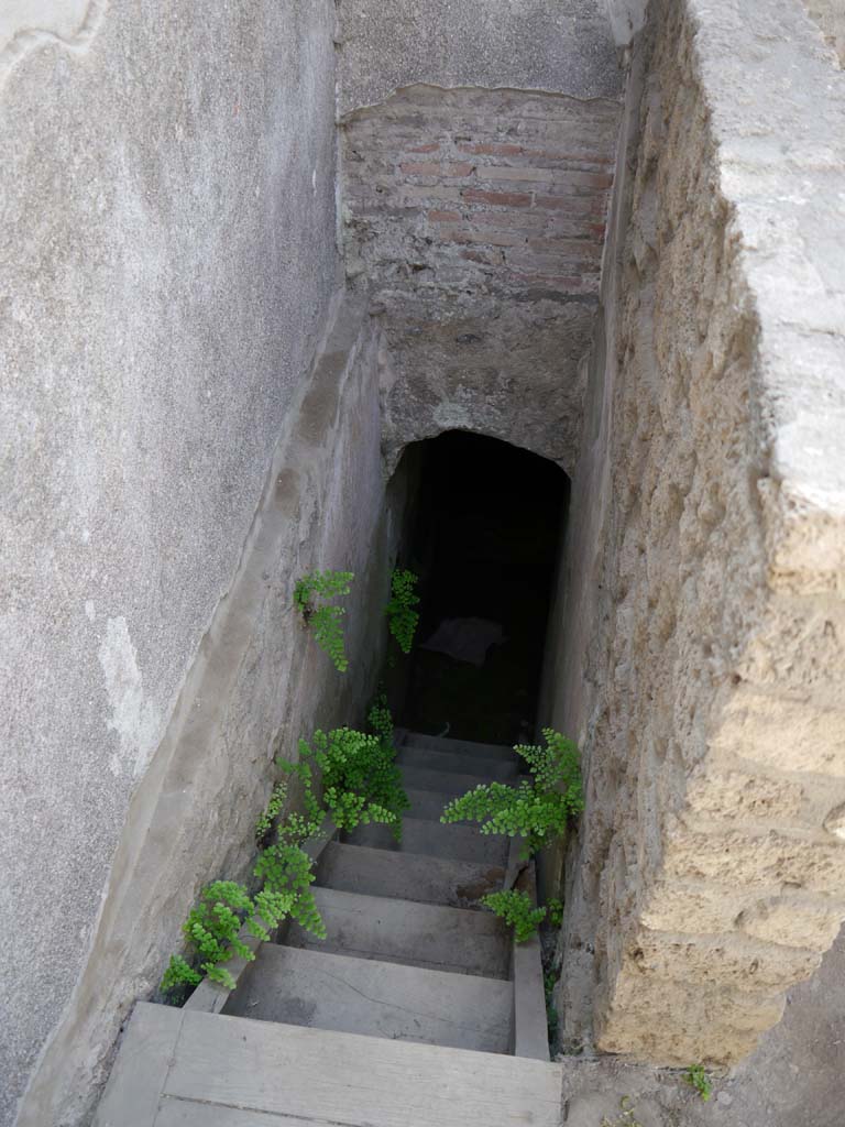 VIII.7.28 Pompeii. September 2018. Stairs to underground room.
Foto Anne Kleineberg, ERC Grant 681269 DÉCOR.