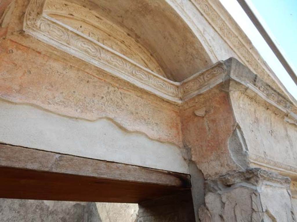 VIII.7.28, Pompeii. May 2015. Purgatorium, detail of stucco on west side above doorway on the north side. Photo courtesy of Buzz Ferebee.