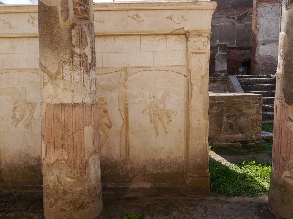 VIII.7.28 Pompeii. September 2018. Looking west to stucco decoration on east side of Purgatorium, from east portico.
Foto Anne Kleineberg, ERC Grant 681269 DÉCOR.