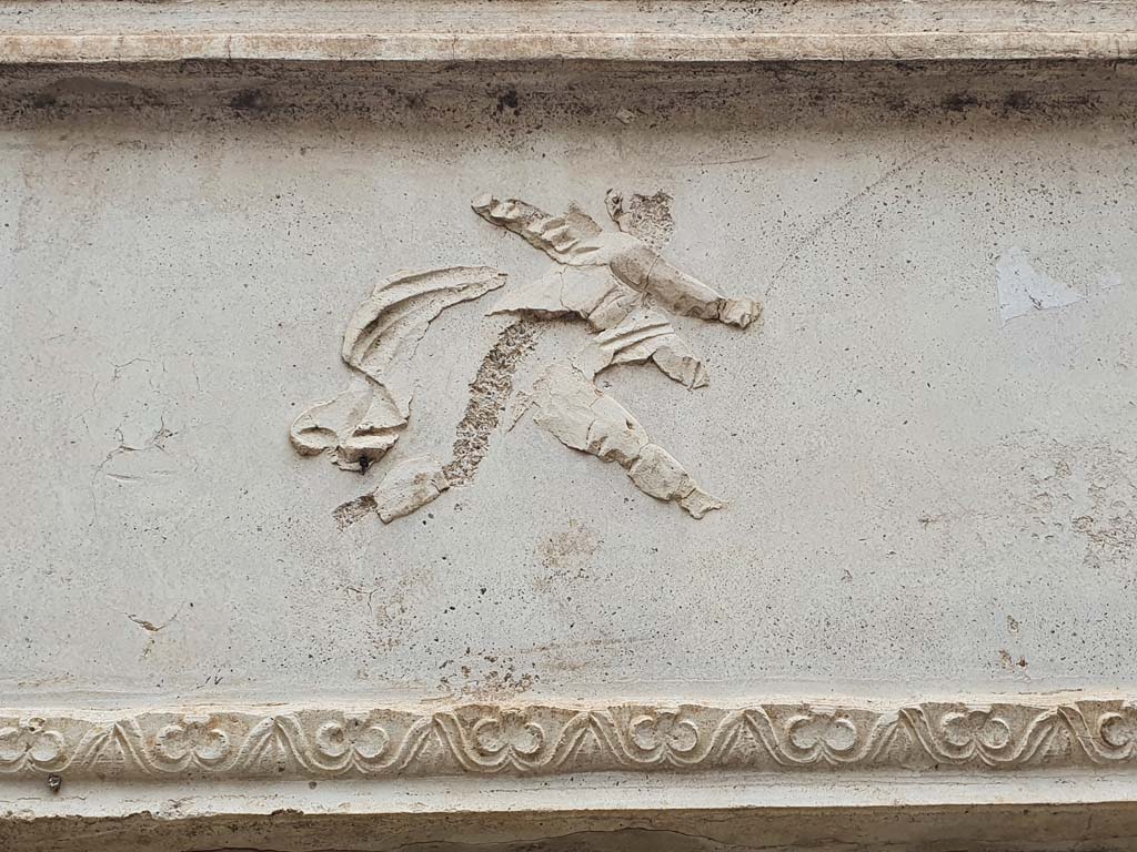 VIII.7.28 Pompeii. August 2021. Detail of stucco cupid from west end of south wall of purgatorium.
Foto Annette Haug, ERC Grant 681269 DÉCOR.