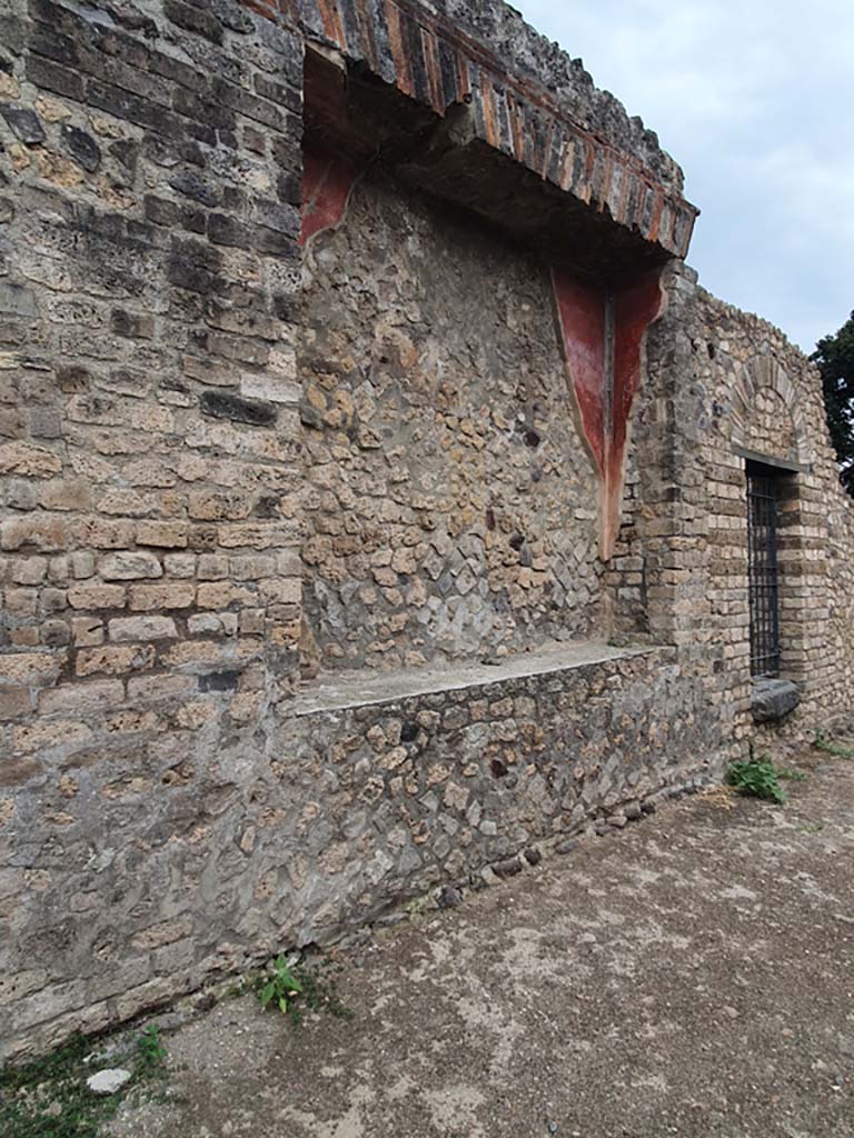 VIII.7.28 Pompeii. August 2021. Looking west along south portico towards large recess.
Foto Annette Haug, ERC Grant 681269 DÉCOR.