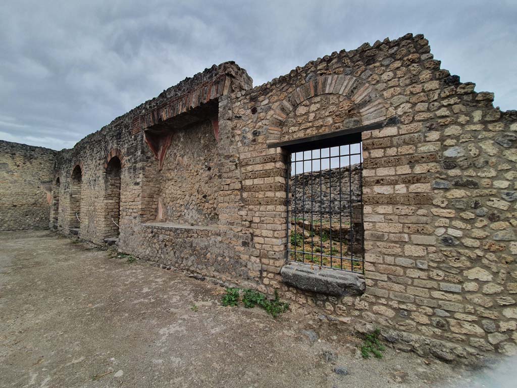 VIII.7.28 Pompeii. August 2021. Looking east along south wall of portico.
Foto Annette Haug, ERC Grant 681269 DÉCOR.