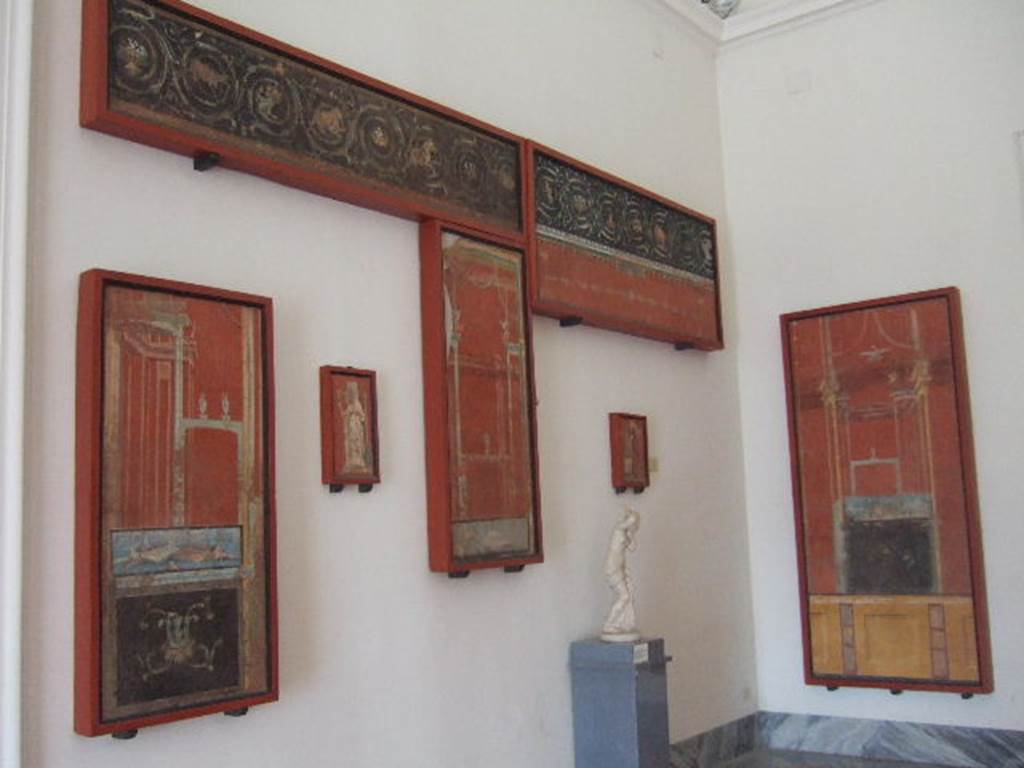 VIII.7.28 Pompeii. Location not recorded but possibly from south wall of portico. 
Top left is a fresco with a continuous sequence of scrolls and acanthus scrolls.
Now in Naples Archaeological Museum. Inventory number 8550.