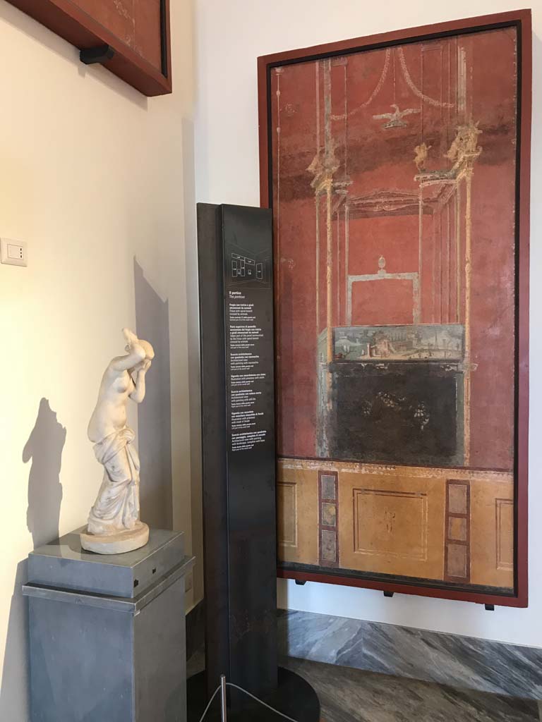 VIII.7.28 Pompeii. April 2019. Painted panel complete with base panel from south portico.
Now in Naples Archaeological Museum. Inventory number 8528.
Photo courtesy of Rick Bauer.