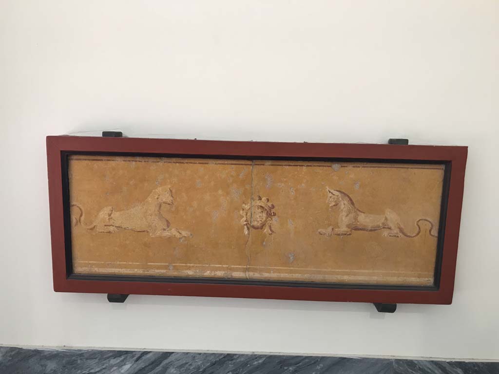 VIII.7.28 Pompeii. April 2019. Fresco with Gorgons head between two lions. Central part of south wall.
Now in Naples Archaeological Museum. Inventory number 8543.
Photo courtesy of Rick Bauer.