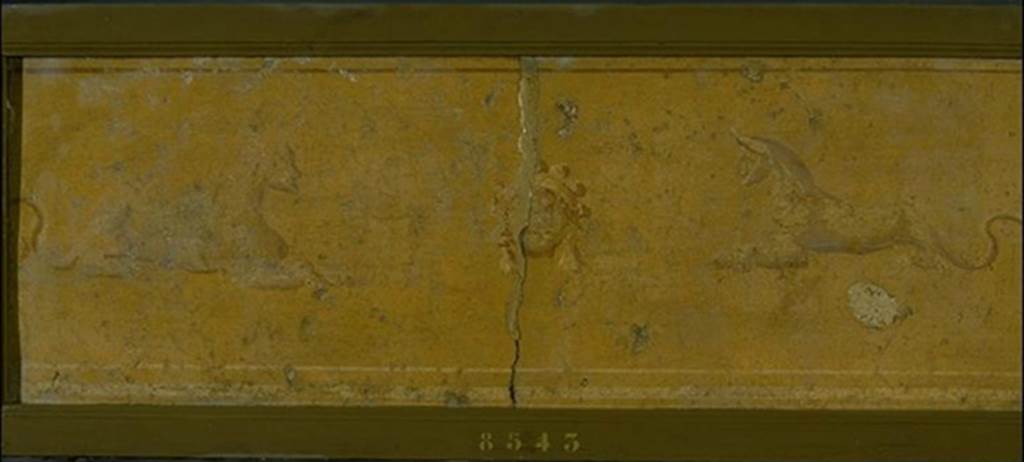 VIII.7.28 Pompeii. Zoccolo of south portico. Painting of gorgoneion between androsphinxes (sphinxes with head of a human). 
Now in Naples Archaeological Museum. Inventory number 8543.