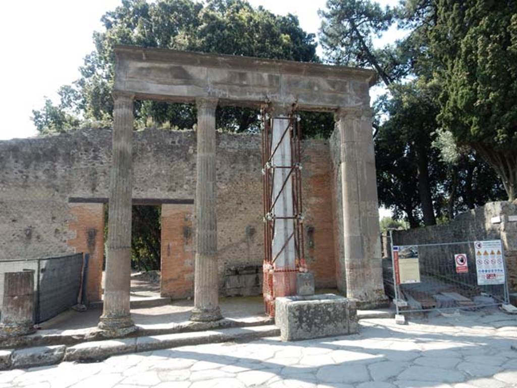 VIII.7.30 Pompeii. May 2015. Looking across Via del Tempio d’Iside to entrance, fountain and Via dei Teatri.  Photo courtesy of Buzz Ferebee.
