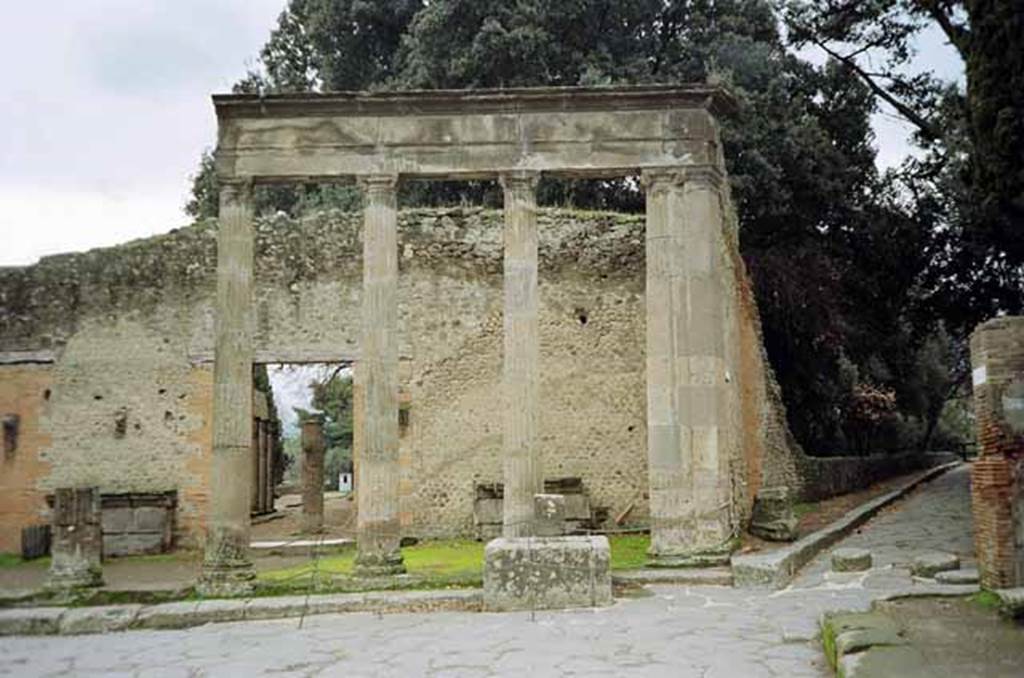 VIII.7.30 Pompeii. May 2010. Looking across Via del Tempio d’Iside to entrance, fountain and Via dei Teatri, south end on right. 
Photo courtesy of Rick Bauer.