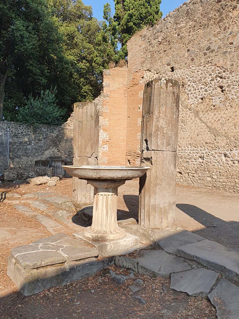 VIII.7.30 Pompeii. July 2021. Fountain on north side, looking west.
Foto Annette Haug, ERC Grant 681269 DÉCOR.