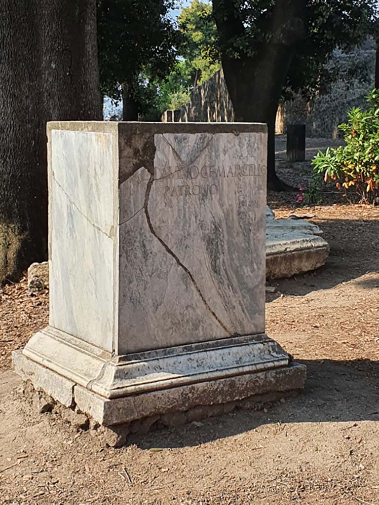 VIII.7.30 Pompeii. July 2021. Marble pedestrian statue base.
Foto Annette Haug, ERC Grant 681269 DÉCOR.