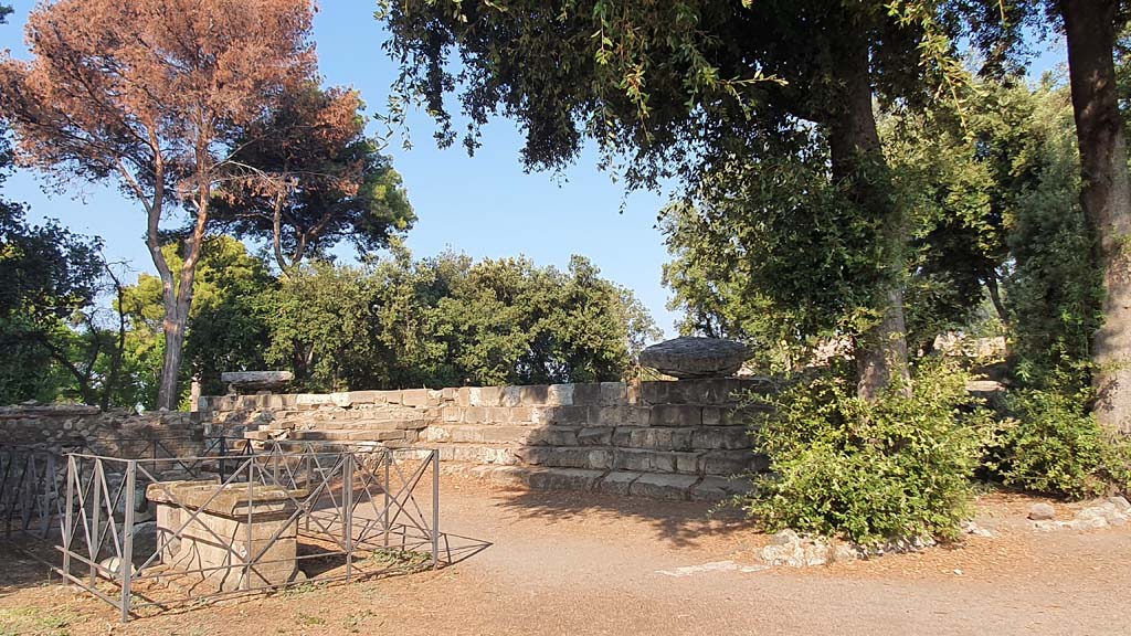 VIII.7.31 Pompeii. July 2021. Looking across the altars to the east side of the Doric Temple.
Foto Annette Haug, ERC Grant 681269 DÉCOR.
As we have identified the top end of the triangular Forum as being on the north side, this Temple does not conform to the same position.
We call the side leading from the Schola (the north-west corner) to the side nearest the north end of the Triangular Forum (north-east corner) – as the North side.  Please note that others may indicate this as being the West side.
The same obviously applies to the above photo, we call it the South side with the steps, to others it may be the East side.