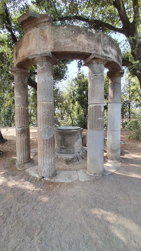 VIII.7.32 Pompeii. August 2021. 
Tholos with four remaining columns and deep well.
Foto Annette Haug, ERC Grant 681269 DÉCOR.