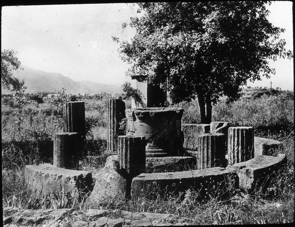 VIII.7.32 Pompeii Triangular Forum. Tholos and deep well, looking south-west towards Sorrentine peninsula. 
Photo by permission of the Institute of Archaeology, University of Oxford. File name instarchbx208im108 Resource ID. 44433. 
See photo on University of Oxford HEIR database