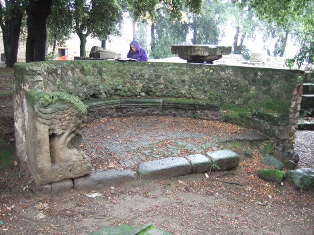 VIII.7.33 Pompeii Triangular Forum. December 2005. Semi circular stone schola bench with sundial. According to Mau this seat was set up to enjoy the uninterrupted views over the plain, to the mountains and across the bay. On the back of the schola seat was a sundial with an inscription. Now in Naples Archaeological Museum.  Inventory number 3832.