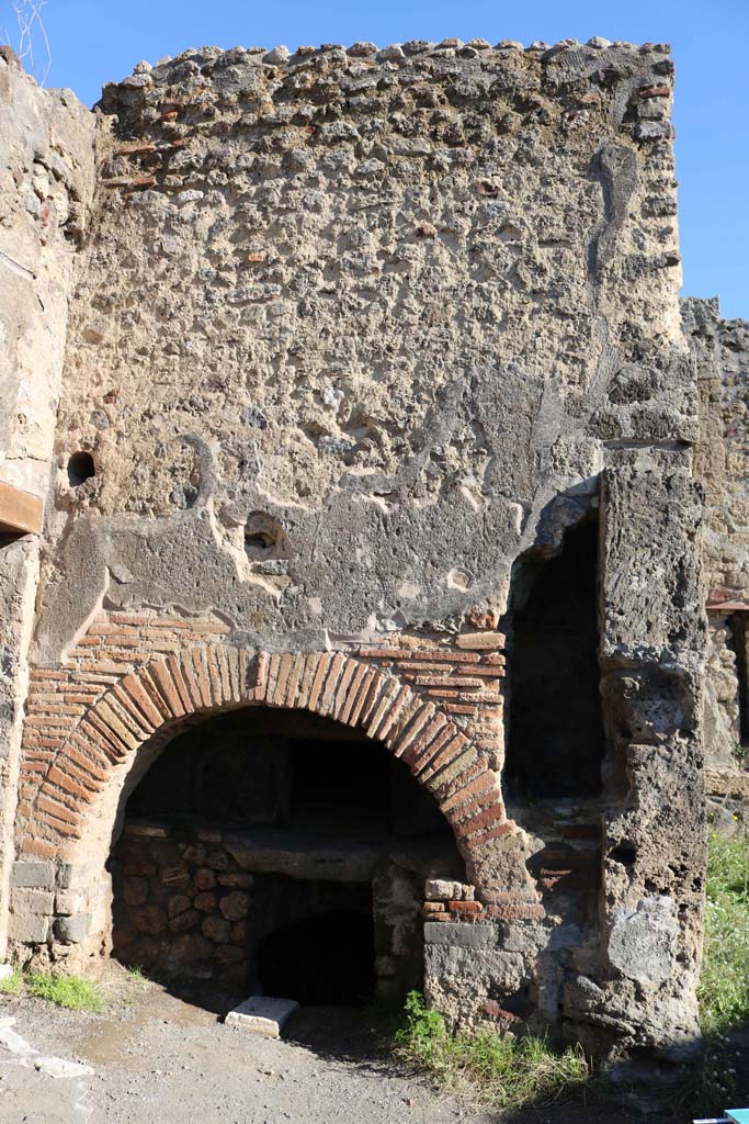 IX.1.3/33 Pompeii. December 2018. 
Looking east towards the oven. Photo courtesy of Aude Durand.