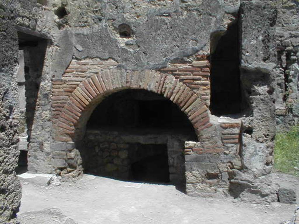 IX.1.3/ IX.1.33.  May 2005.  Oven.