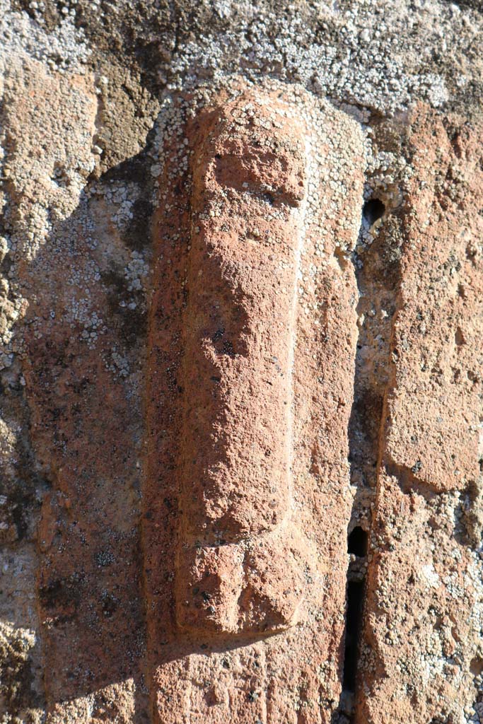 IX.1.3/33 Pompeii. December 2018. 
Detail of phallus in brickwork. Photo courtesy of Aude Durand.