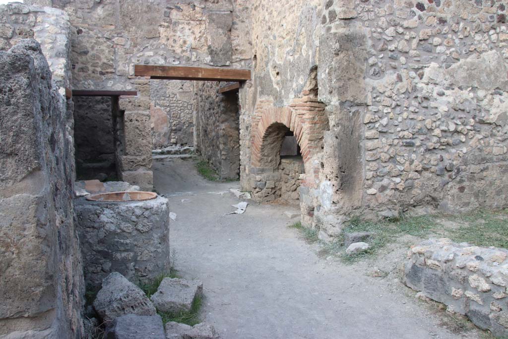 IX.1.3/33 Pompeii. September 2017. Looking north along rear of bakery towards entrance doorway at IX.1.33.
Photo courtesy of Klaus Heese.