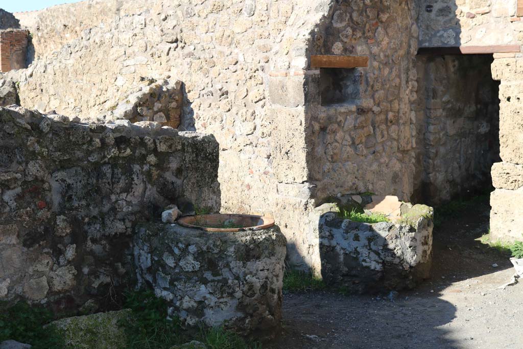 IX.1.3/33 Pompeii. December 2018. 
Looking towards two tubs, both of which would have had a niche above it. Photo courtesy of Aude Durand.