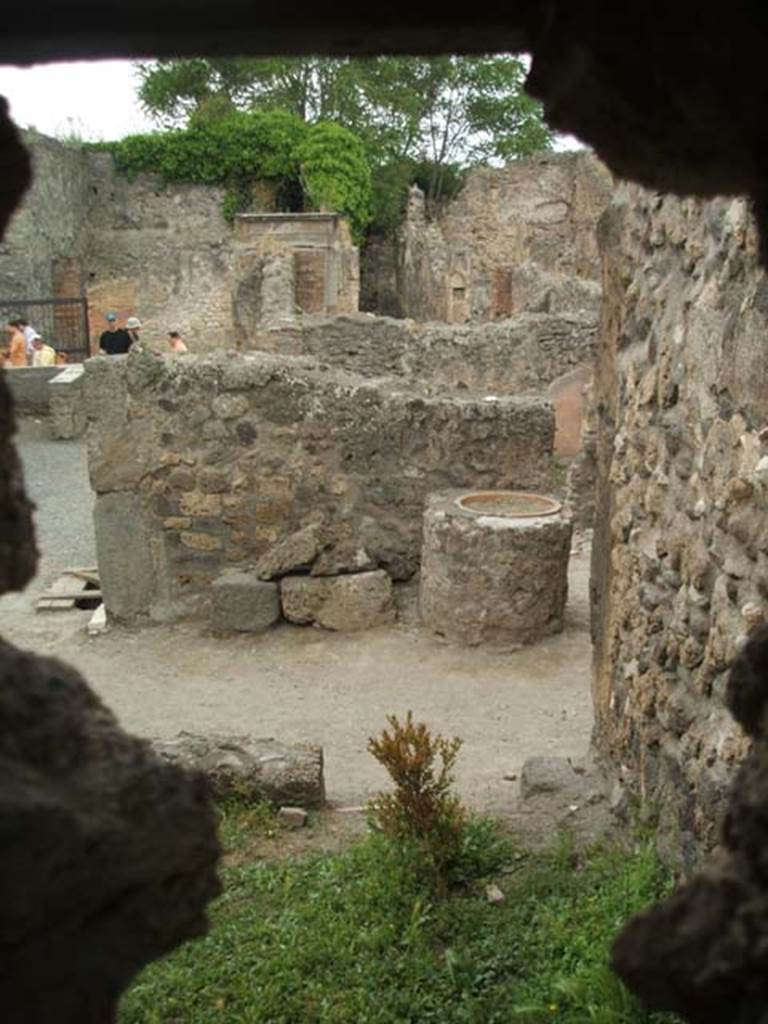 IX.1.33 Pompeii. May 2005.  
Looking west towards Via Stabiana from IX.1.32, with IX.1.33 nearest and IX.1.3 background.