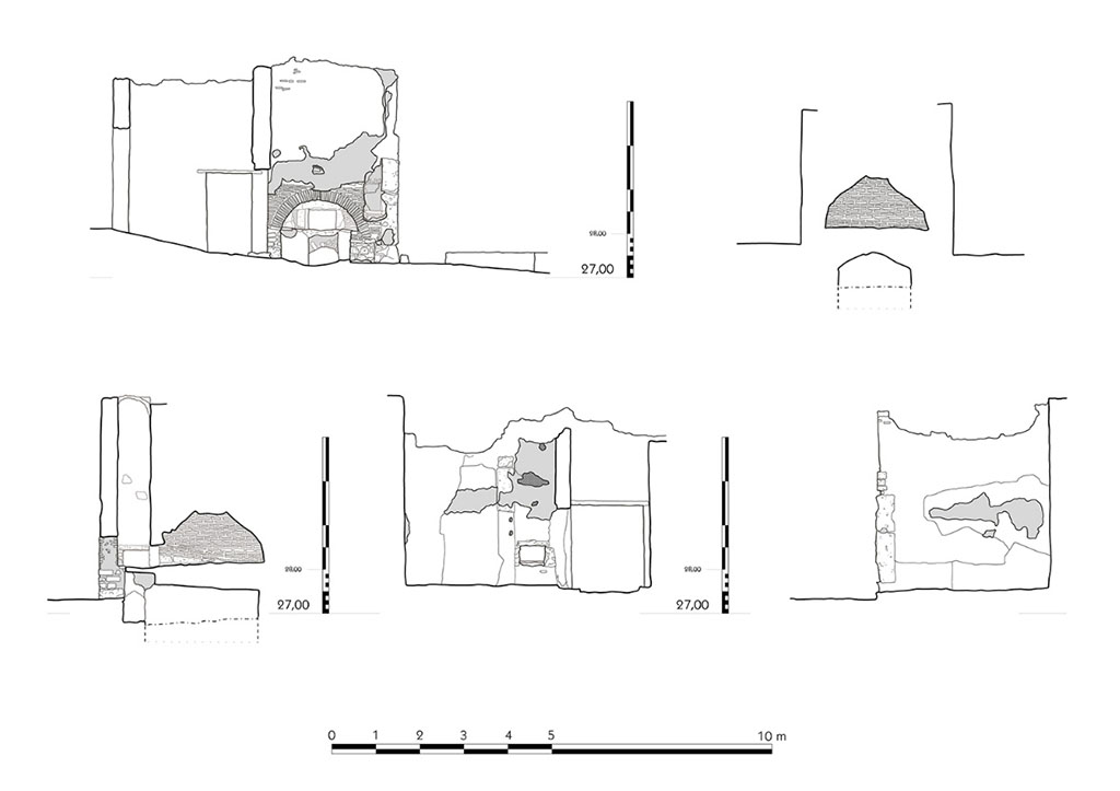 Fig. 60 – Pompéi, boulangerie IX 1, 3.33 – Élévation de la façade.
Échelle : 1/100.
Coupe transversale dans la chambre de cuisson (en haut) ; coupe longitudinale, élévation septentrionale et élévation méridionale du four (en bas).
Relevé / dessin : F. Fouriaux / S. Mencarelli – EFR.
