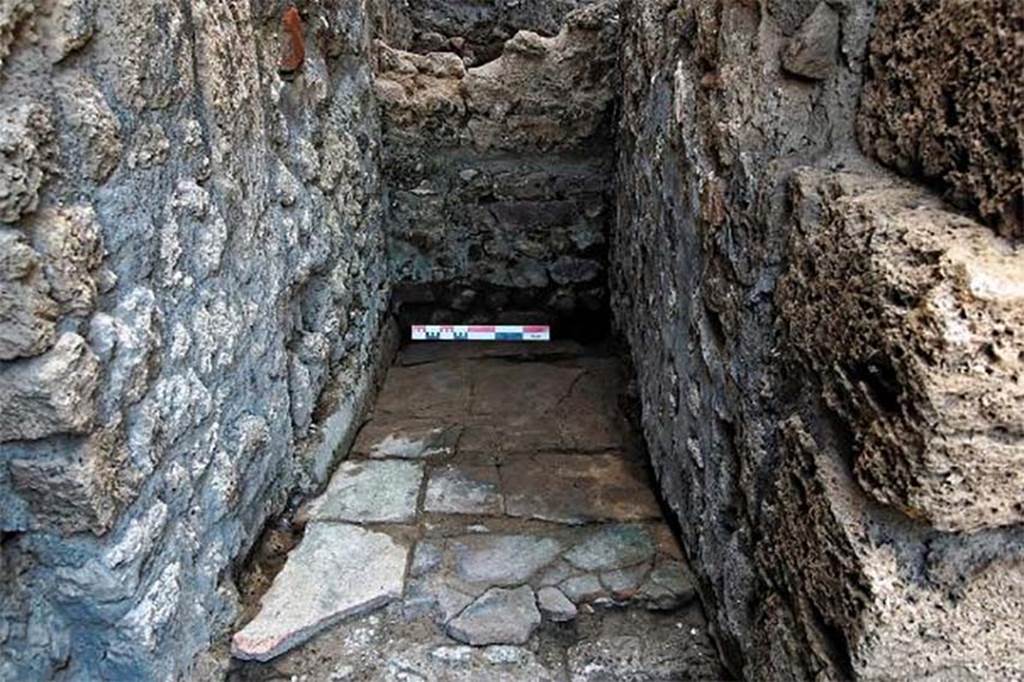 Fig. 63 – Pompéi, boulangerie IX 1, 3.33 – Probable latrine installée dans la pièce 9. 
Vue du sud.
Cliché : B. Bauvit – EFR.