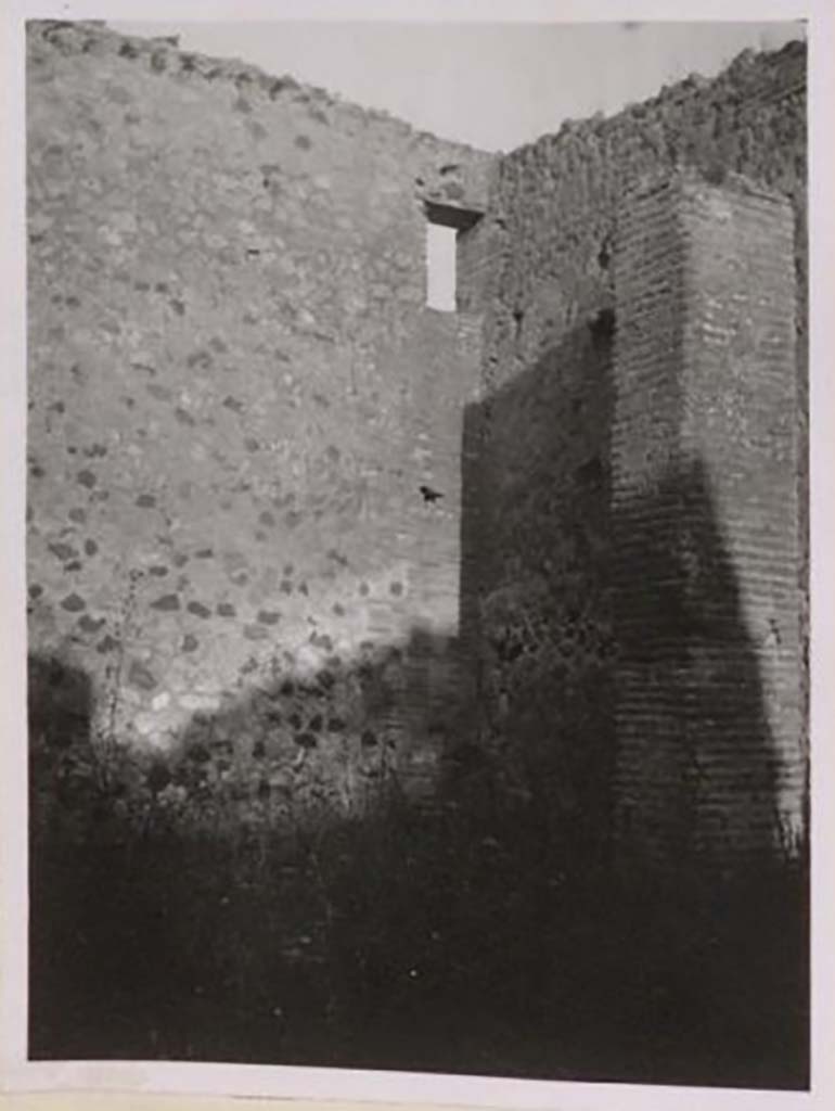 IX.1.5 Pompeii. Pre-1943. 
Looking towards south-east corner of workshop, with window taking its light from the garden of IX.1.20.
Photo by Tatiana Warscher.
See Warscher, T. Codex Topographicus Pompeianus, IX.1. (1943), Swedish Institute, Rome. (No.23), p. 40.