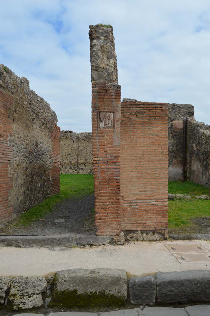 IX.1.5 Pompeii. March 2018. South side of doorway, pilaster with plaque. 
Foto Taylor Lauritsen, ERC Grant 681269 DÉCOR.