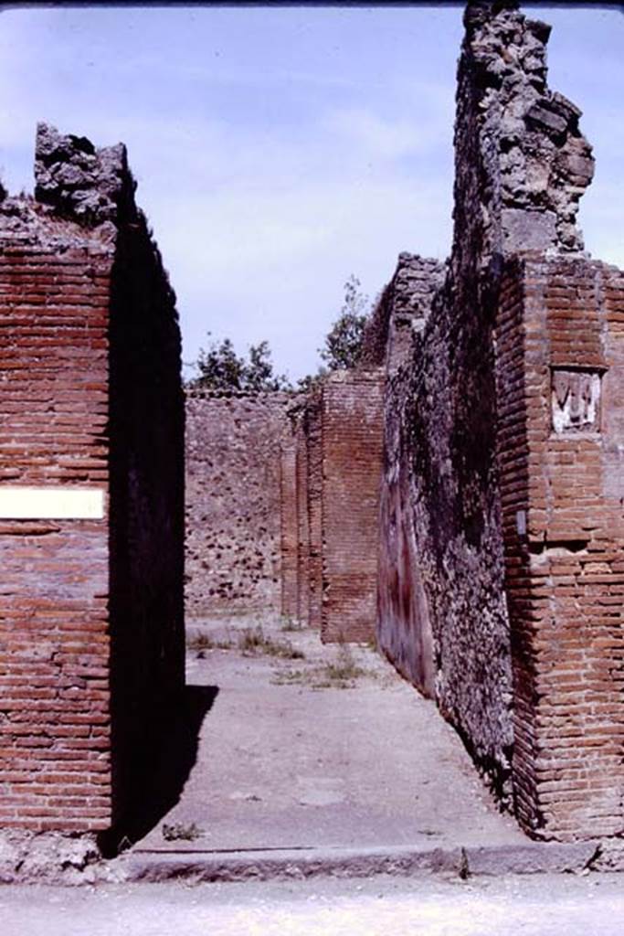 IX.1.5 Pompeii. 1966. Entrance doorway with plaque.  Photo by Stanley A. Jashemski.
Source: The Wilhelmina and Stanley A. Jashemski archive in the University of Maryland Library, Special Collections (See collection page) and made available under the Creative Commons Attribution-Non Commercial License v.4. See Licence and use details.
J66f0476