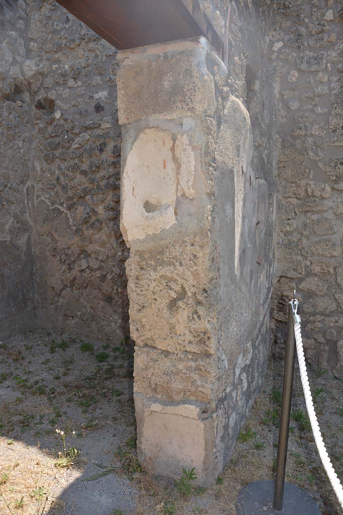 IX.1.7 Pompeii. July 2017. Room in south-east corner of atrium, detail of south side of doorway.
Foto Annette Haug, ERC Grant 681269 DÉCOR.