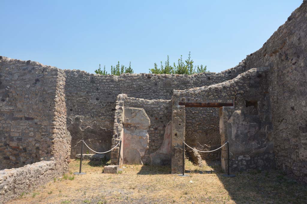 IX.1.7 Pompeii. July 2017. Looking east across atrium towards narrow tablinum, in centre.
Foto Annette Haug, ERC Grant 681269 DÉCOR.