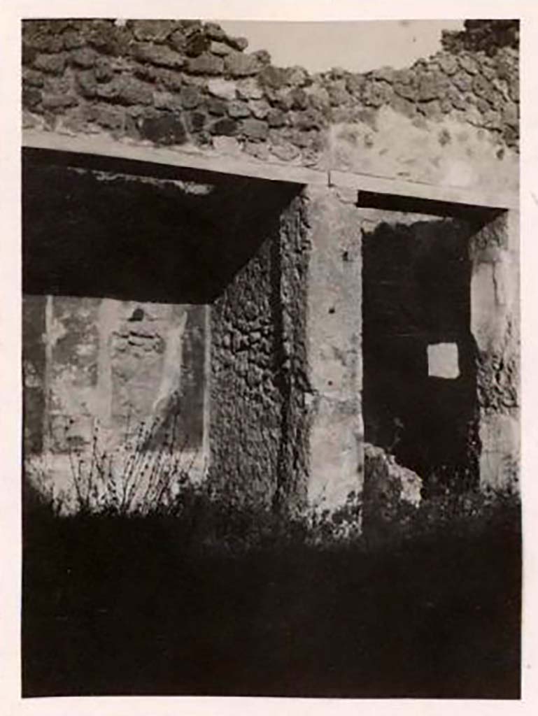 IX.1.7 Pompeii. Pre 1943. Looking towards south-east corner of atrium.
Doorway to small tablinum, on left, doorway to small room – either kitchen/latrine or cubiculum.  
Photo by Tatiana Warscher.
See Warscher, T. Codex Topographicus Pompeianus, IX.1. (1943), Swedish Institute, Rome. (no.30), p. 50.