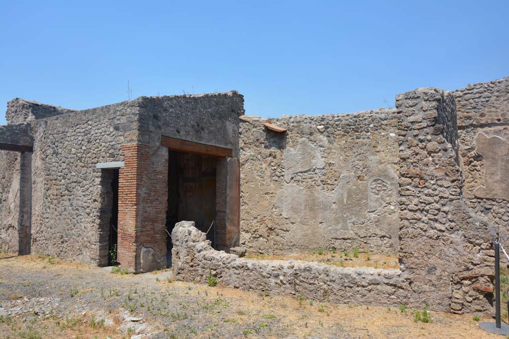 IX.1.7 Pompeii. July 2017. Looking west along north wall of atrium, with small and large doorways from triclinium.
Foto Annette Haug, ERC Grant 681269 DÉCOR.