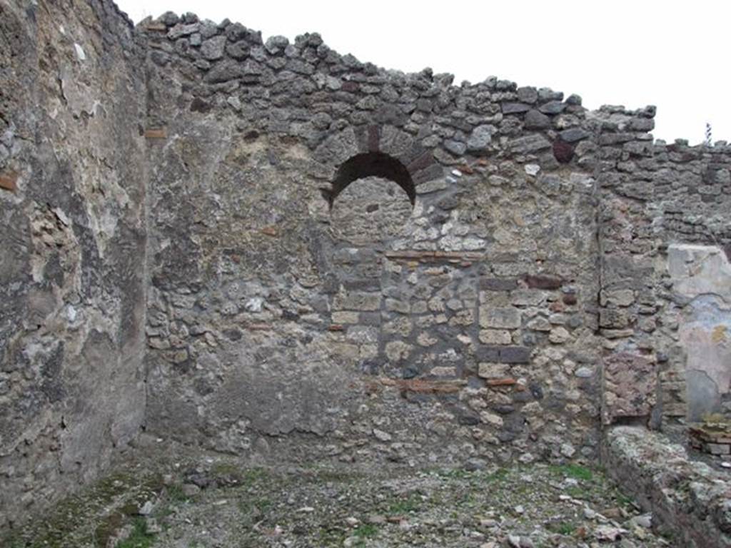 IX.1.7 Pompeii.  December 2007.  Garden area looking east to wall with circular window.