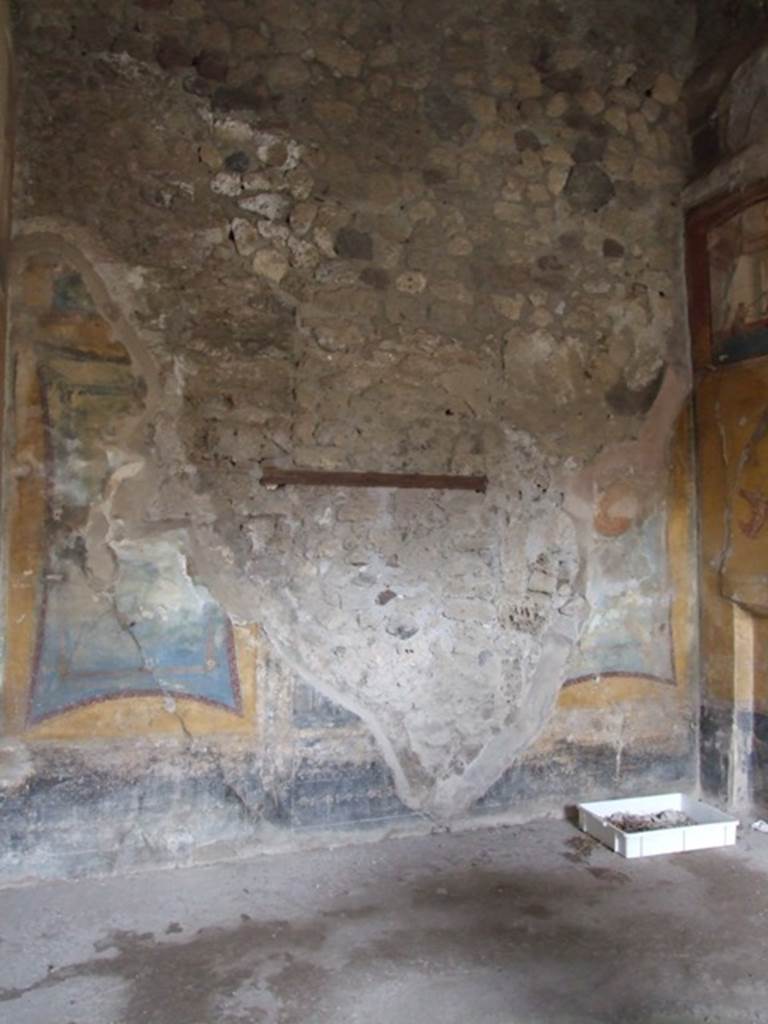 IX.1.7 Pompeii. December 2007. West wall of triclinium. According to PPP, the decorative scheme on this wall differed from the other walls because of the side panels. They were on a yellow background but with blue insert with a red border and medallions. On the north end (right) on the blue background would have been the medallion (diam. 0.28) showing Hercules and Omphale. On the south end (left) would have been the medallion showing a Maenad and Silenus with thyrsus and cup. The zoccolo/plinth was black and would have showed traces of birds with long legs.
See Bragantini, de Vos, Badoni, 1986. Pitture e Pavimenti di Pompei, Parte 3. Rome: ICCD. (p.386).