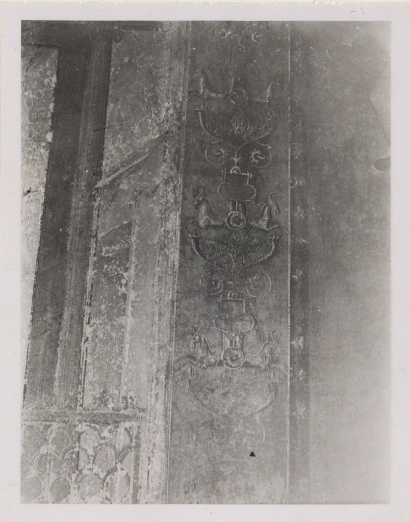 IX.1.7 Pompeii. Pre-1942. The vertical stripes which divide the panels are stylized horses.
(Le strisce verticali che dividono i pannelli rappresentano cavalli stilizzati.)
See Warscher, T. 1942. Catalogo illustrato degli affreschi del Museo Nazionale di Napoli. Sala LXXIX. Vol.1. Rome, Swedish Institute
