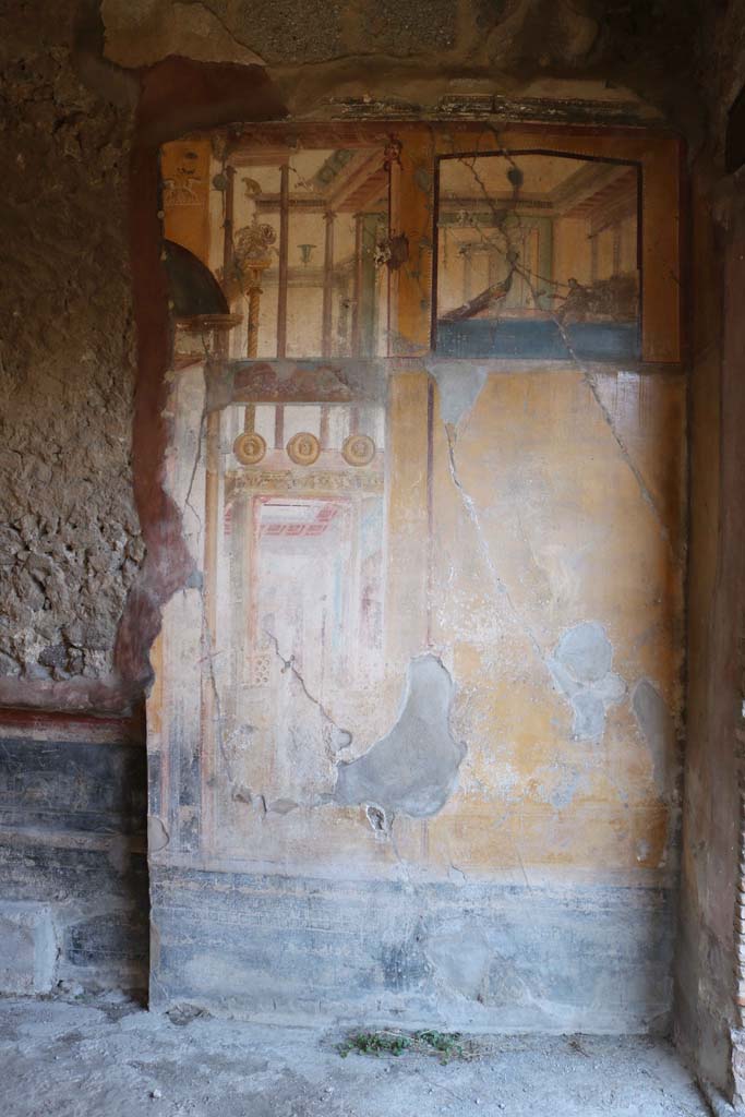 IX.1.7 Pompeii. December 2018. 
North wall in north-east corner of triclinium with painted decoration. Photo courtesy of Aude Durand.