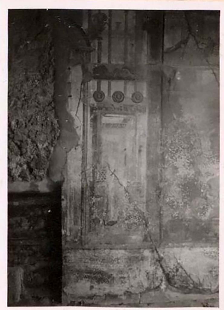 IX.1.7 Pompeii. Pre-1943. North-east corner of triclinium with painted decoration. Photo by Tatiana Warscher.
See Warscher, T. Codex Topographicus Pompeianus, IX.1. (1943), Swedish Institute, Rome. (no.36), p. 66.