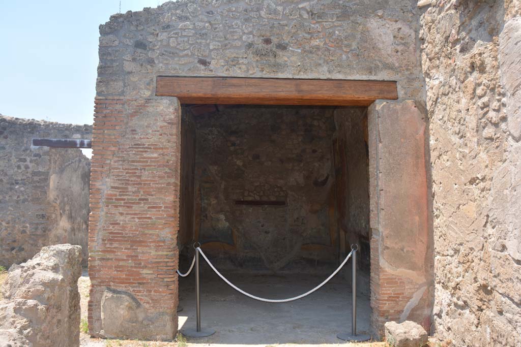 IX.1.7 Pompeii. July 2017. Looking west towards large doorway in east wall of triclinium overlooking garden area.
Foto Annette Haug, ERC Grant 681269 DÉCOR.