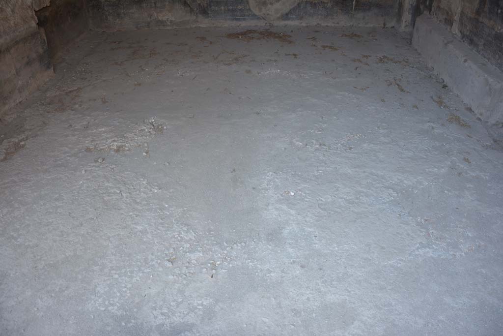 IX.1.7 Pompeii. July 2017. Triclinium, looking west across flooring through large doorway in east wall.
Foto Annette Haug, ERC Grant 681269 DÉCOR.
